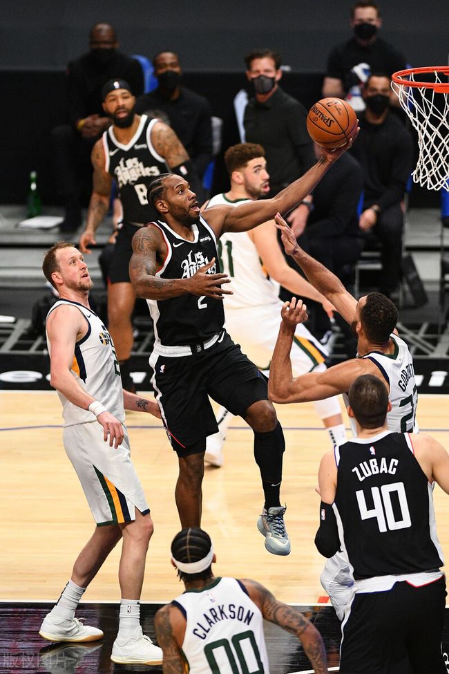 上海队力克北京队，库里惊艳四座