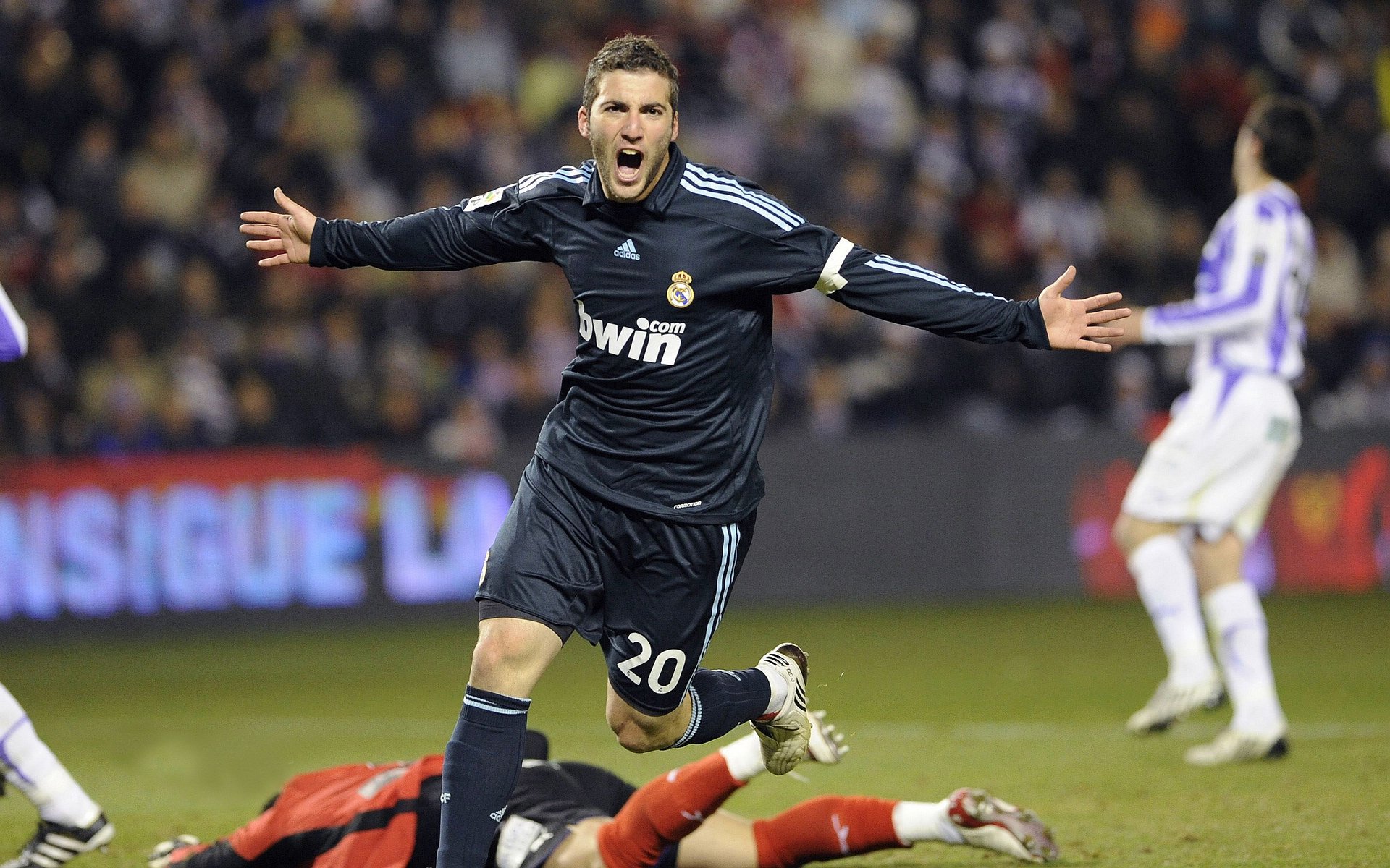 F1街道赛的轰鸣与伯纳乌的逆转,速度与意志的东方交响